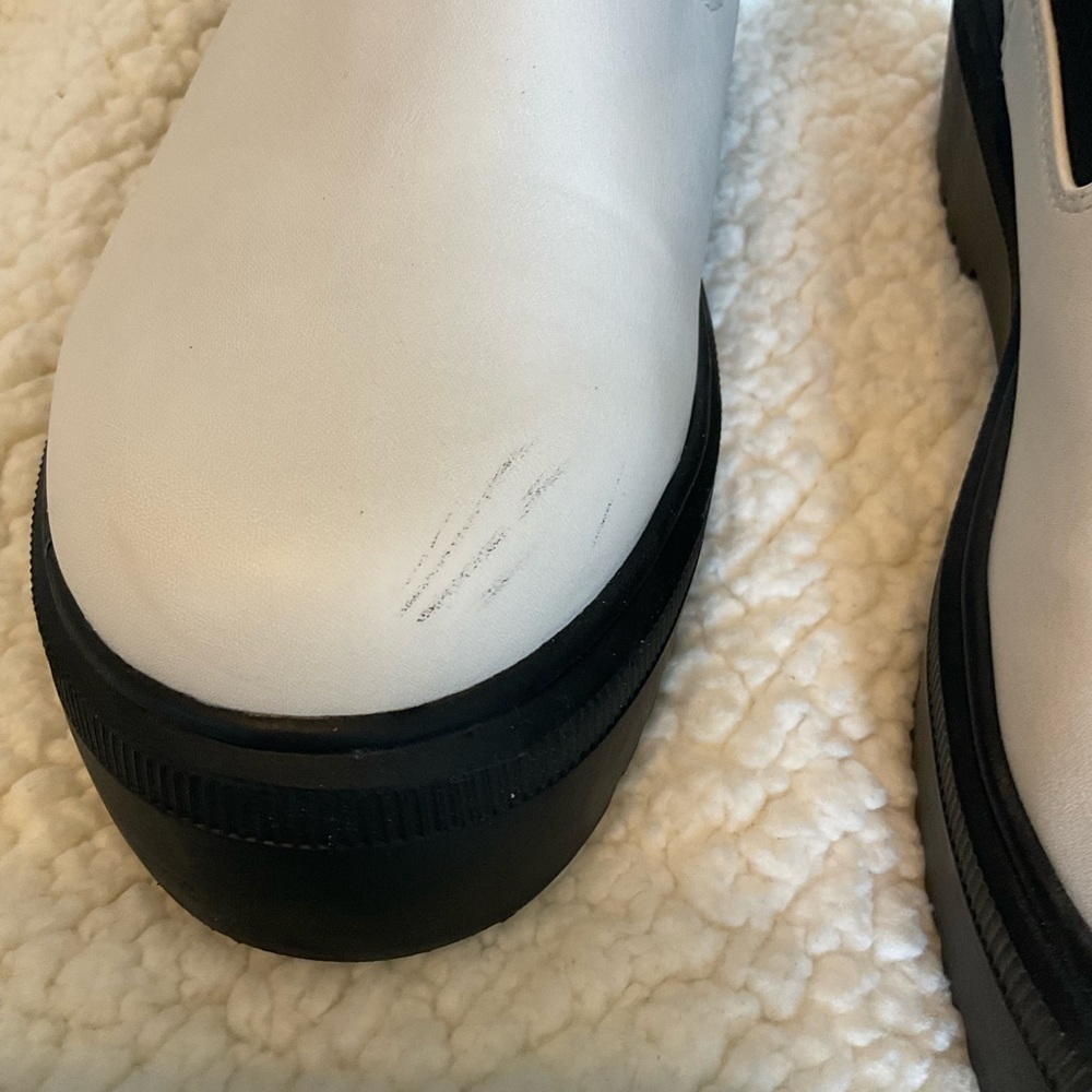 Soda cream and black boot - Picture 3 of 3